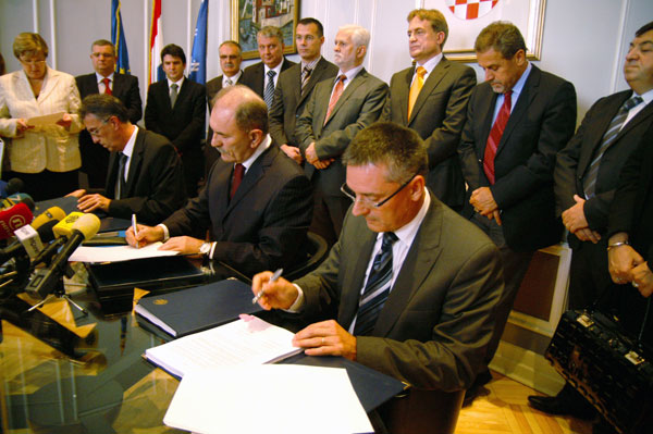 2009. 11. 02. - Ugovori o proizvodnji triju prototipova vlakova za gradski i regionalni prijevoz